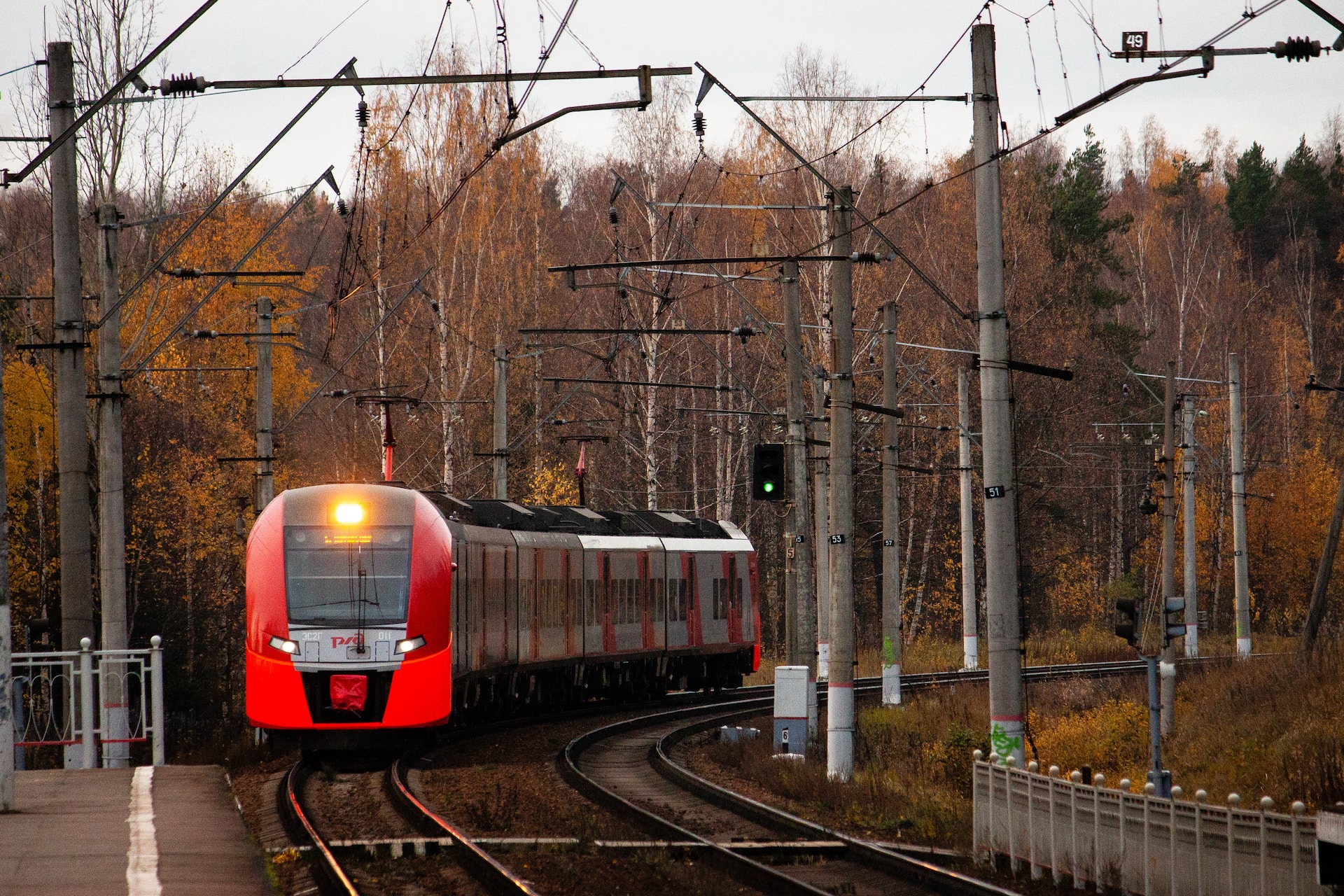 Wypadek na przejeździe kolejowym w Bielawie. Na szczęście nikt nie zginął!