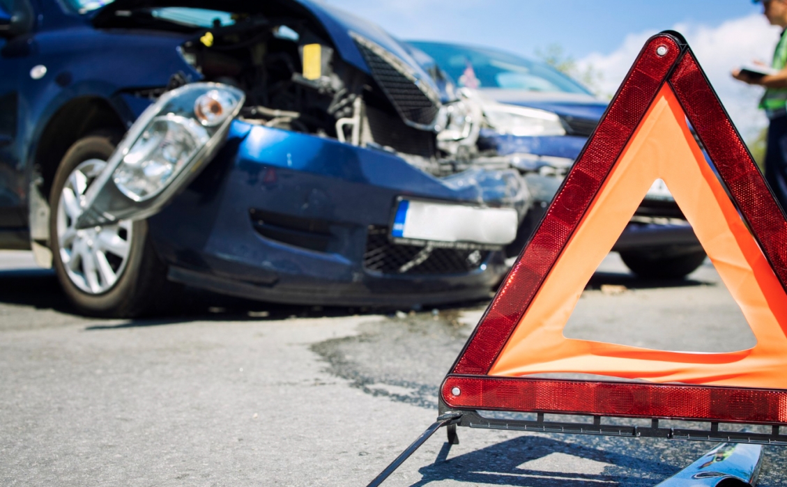 Straszny wypadek na A4 – samochód dostawczy uderzył w naczepę ciężarówki