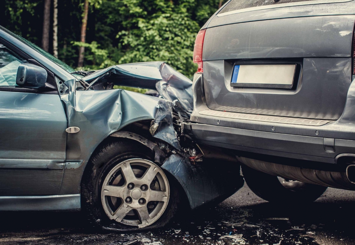 Wypadek drogowy na trasie Dzierżoniów-Pieszyce: Samochód osobowy zderzył się z autobusem