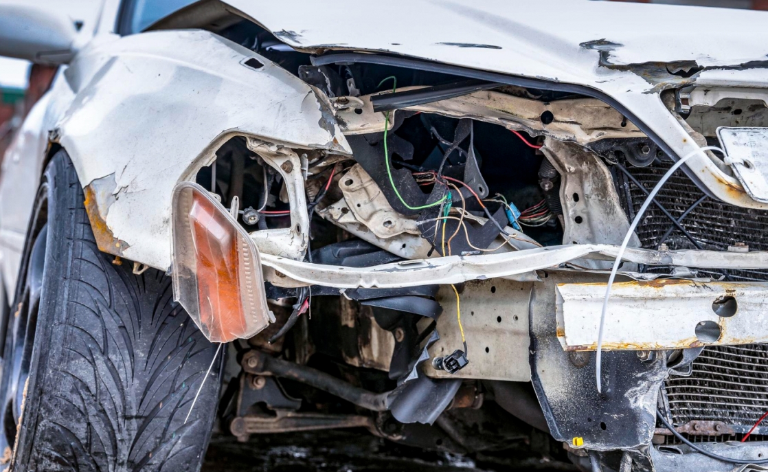Incydent drogowy na ulicy Piastowskiej w Bielawie: Kierowca BMW uderza w latarnię