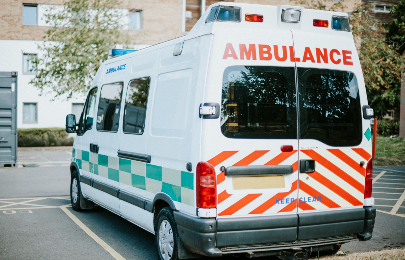 Wypadek w Świdnicy: jedna osoba z urazami po zderzeniu dwóch samochodów